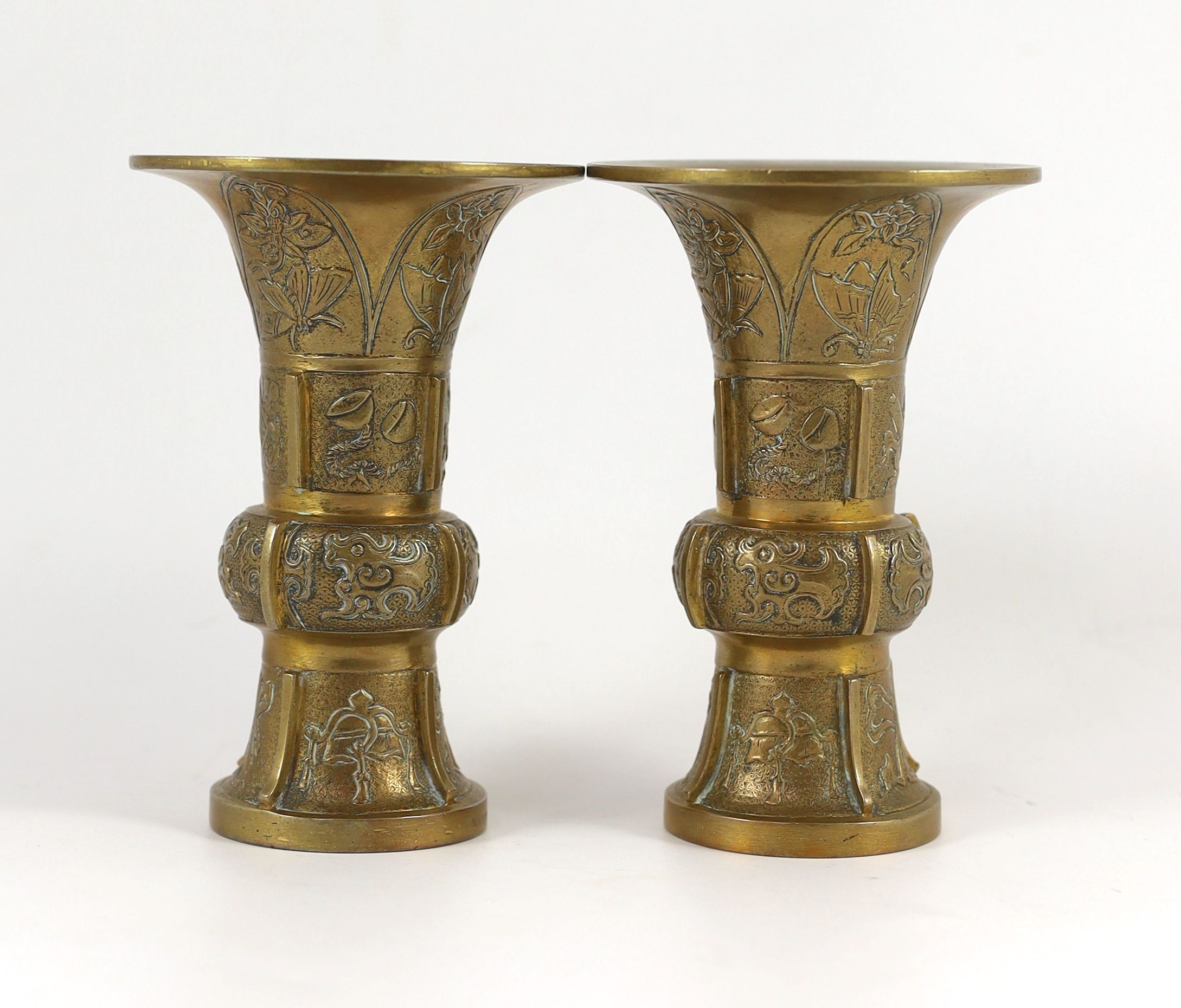 A pair of Chinese bronze vases, gu, 18th/19th century 14. 5 cm high